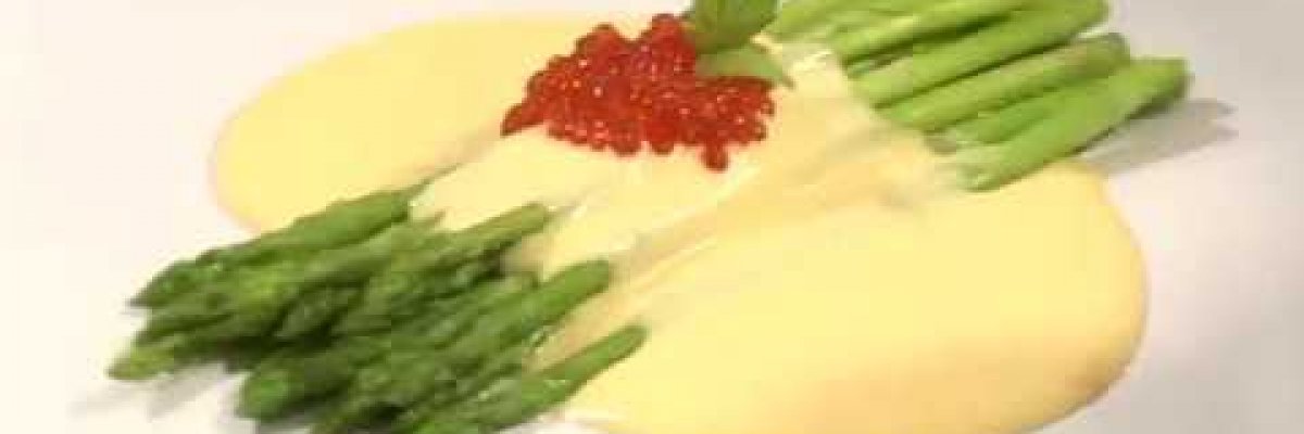 Зелена спаржа з голландським соусом і червоною ікрою