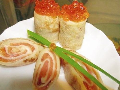 Оригінальні млинці на пиві з червоною ікрою і лососем