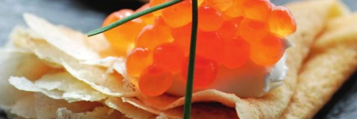 Тонкі млинці з червоною ікрою на сироватці