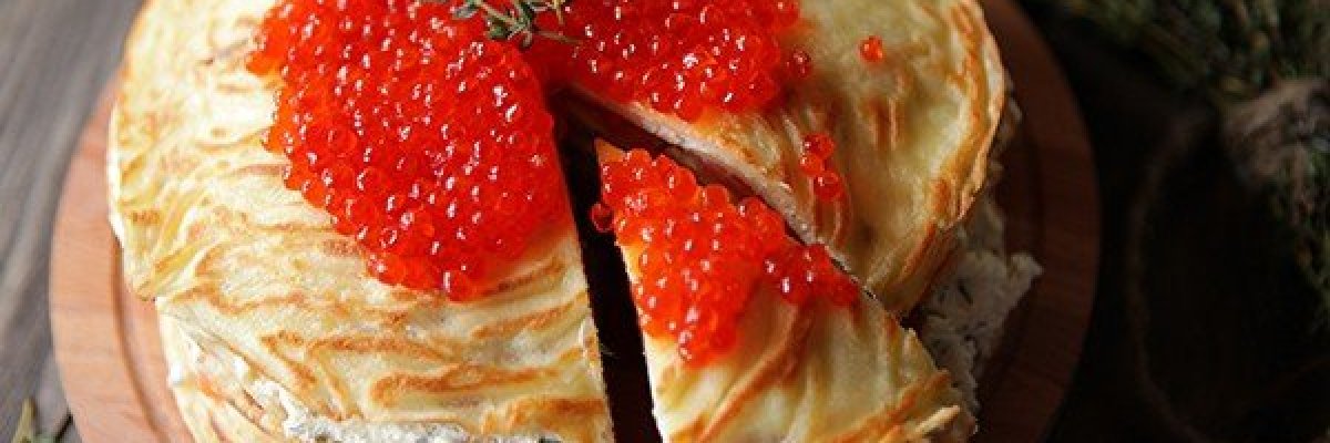Торт з млинців, червоної ікри та сьомги