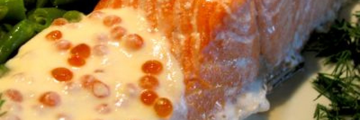 Стейк з сьомги в ікорно-вершковому соусі